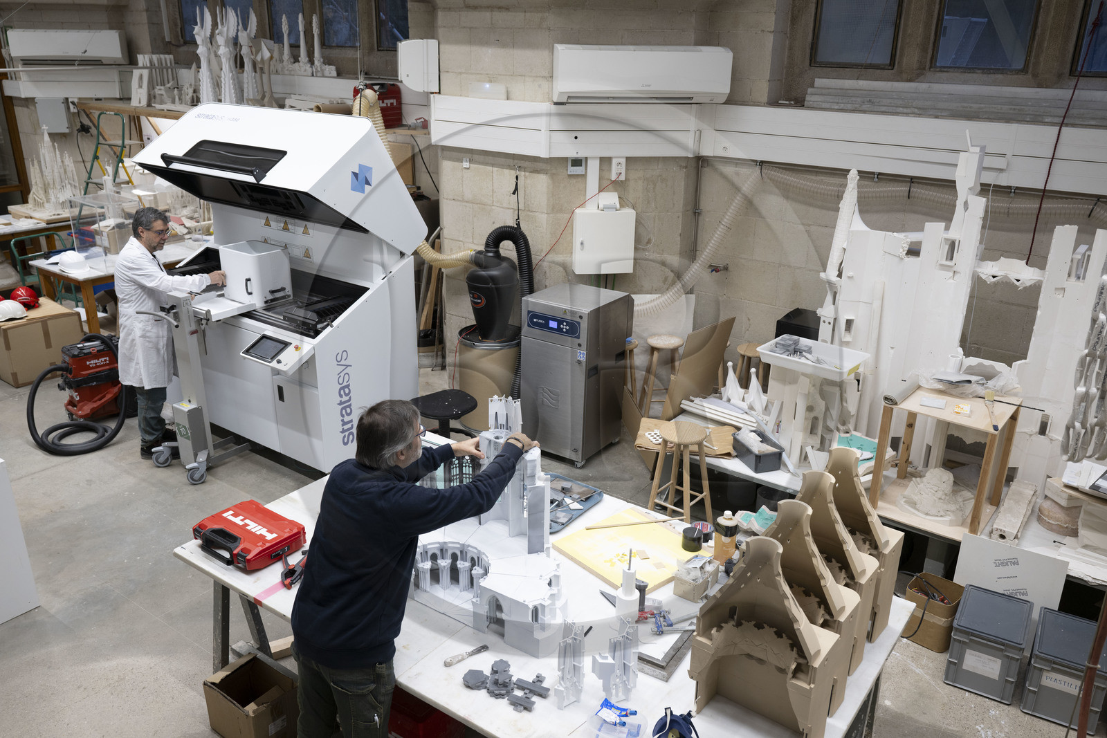 Espagne, Catalogne, Barcelone, quartier de l'Eixample, basilique de la Sagrada Familia de l'architecte du modernisme catalan Antoni Gaudi classée Patrimoine Mondial de l'UNESCO, l'atelier maquettes, Ignasi Badia Nogués reconstitue la maquette fabriquée en 3D (avec la machine en arrière plan) de la facade de l'abside orientée Nord Ouest