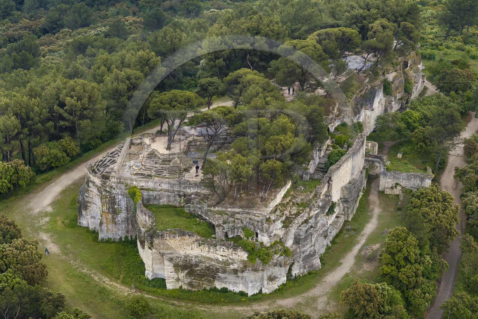 France, Gard (30), Beaucaire, abbaye troglodytique de Saint-Roman, nécropole sur le sommet accueillant des centaines de sépultures creusées dans le rocher (vue aérienne)