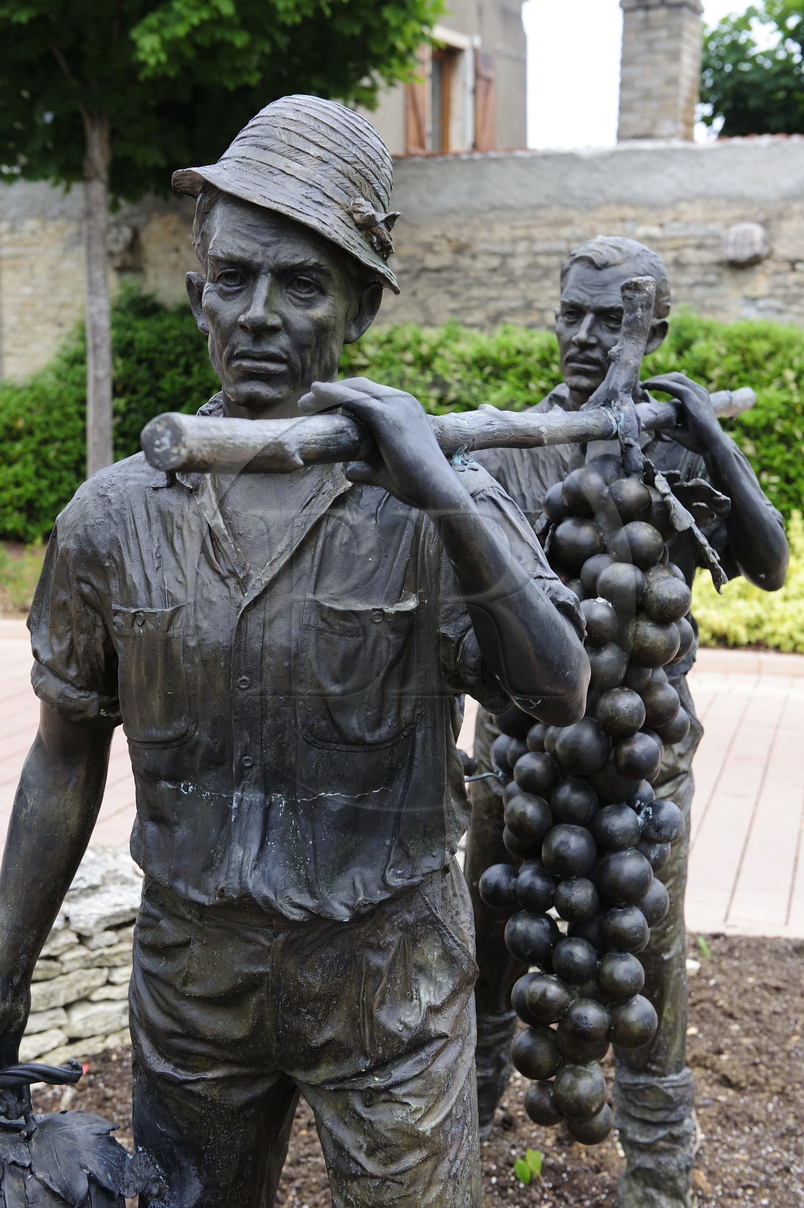 France, Côte d'Or (21), Marsannay-la-Côte, statue en l'honneur des viticulteurs