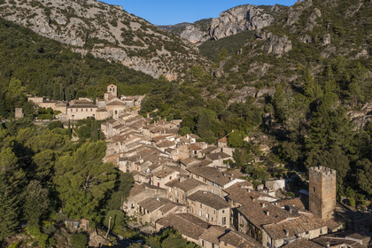France, Hérault (34), Causses et les Cévennes, paysage culturel de l'agro-pastoralisme méditerranéen, classés Patrimoine Mondial de l'UNESCO, Saint-Guilhem-le-Désert, labellisé Les Plus Beaux Villages de France (vue aérienne)
