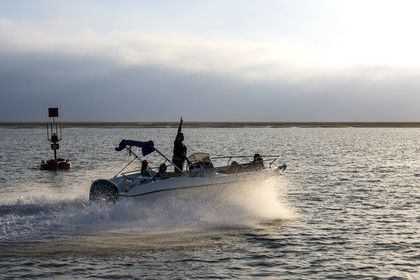 Portugal, Algarve, Faro, bateau évoluant dans la lagune du Parc Naturel de la Ria Formosa