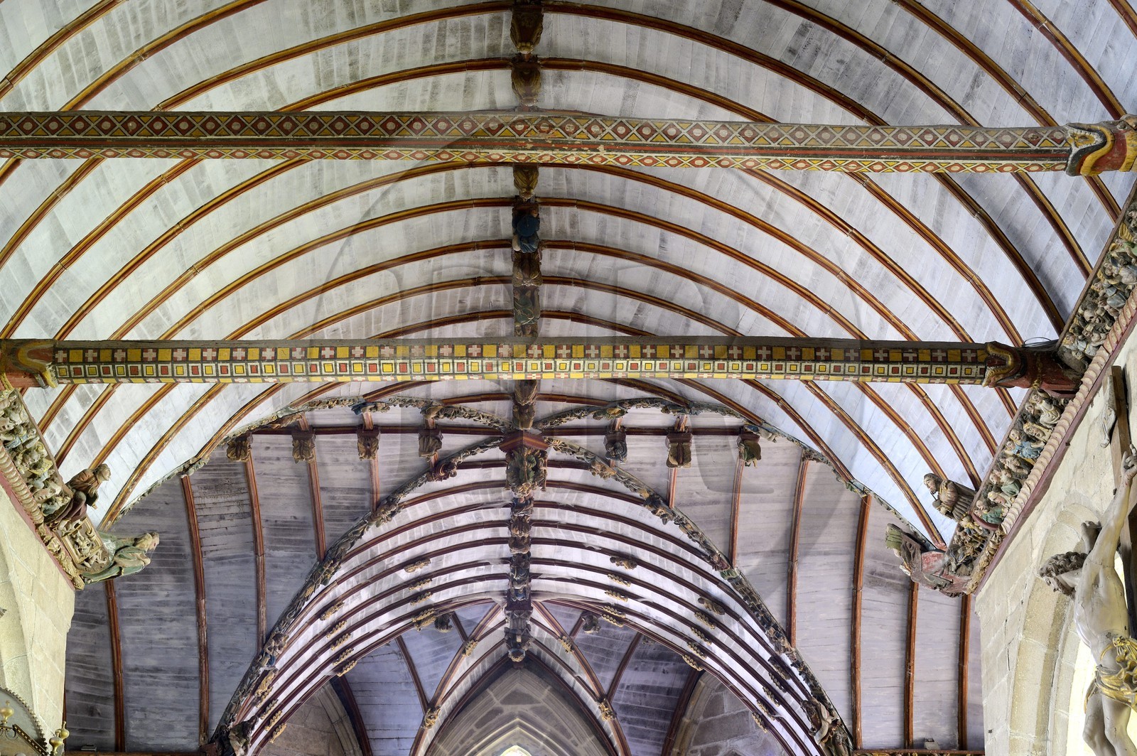 France, Finistère (29), église de Pleyben, sculptures peintes en bois sur la sablière décorant la voûte (16ème siècle)