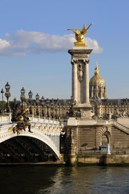 France, Paris (75), le Pont Alexandre III et les invalides en arrière plan