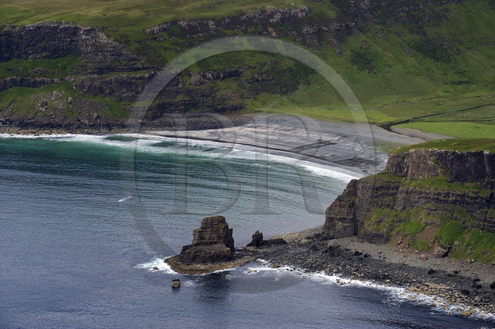 Royaume-Uni, Ecosse, Highland, Hébrides intérieures, Ile de Skye, les falaises abruptes de la côte Ouest de la péninsule de Minginish à Talisker Bay (vue aérienne)