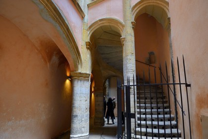 France, Rhône (69), Lyon, site historique classé Patrimoine Mondial de l'UNESCO, Vieux Lyon, traboule reliant le 6 rue des Trois Maries au 27 rue Saint Jean