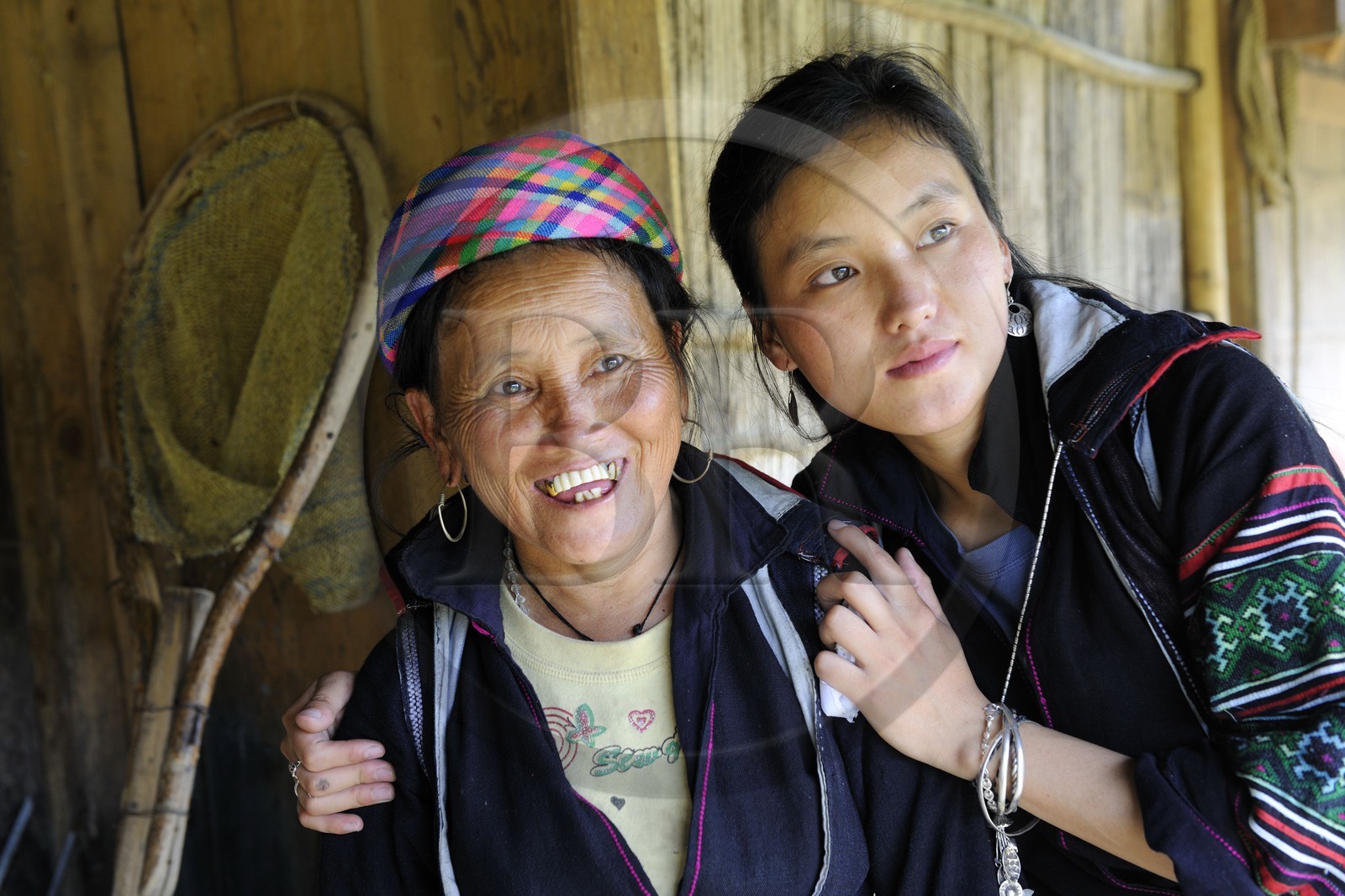 Vietnam, province de Lao Cai, région de Sapa, jeune femme de la minorité Hmong Noir avec sa mère