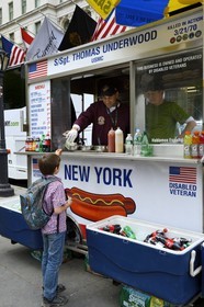 Etats-Unis, New York, Manhattan, vendeur ambulant de Hot Dog et de boissons, soldat vétéran de la guerre