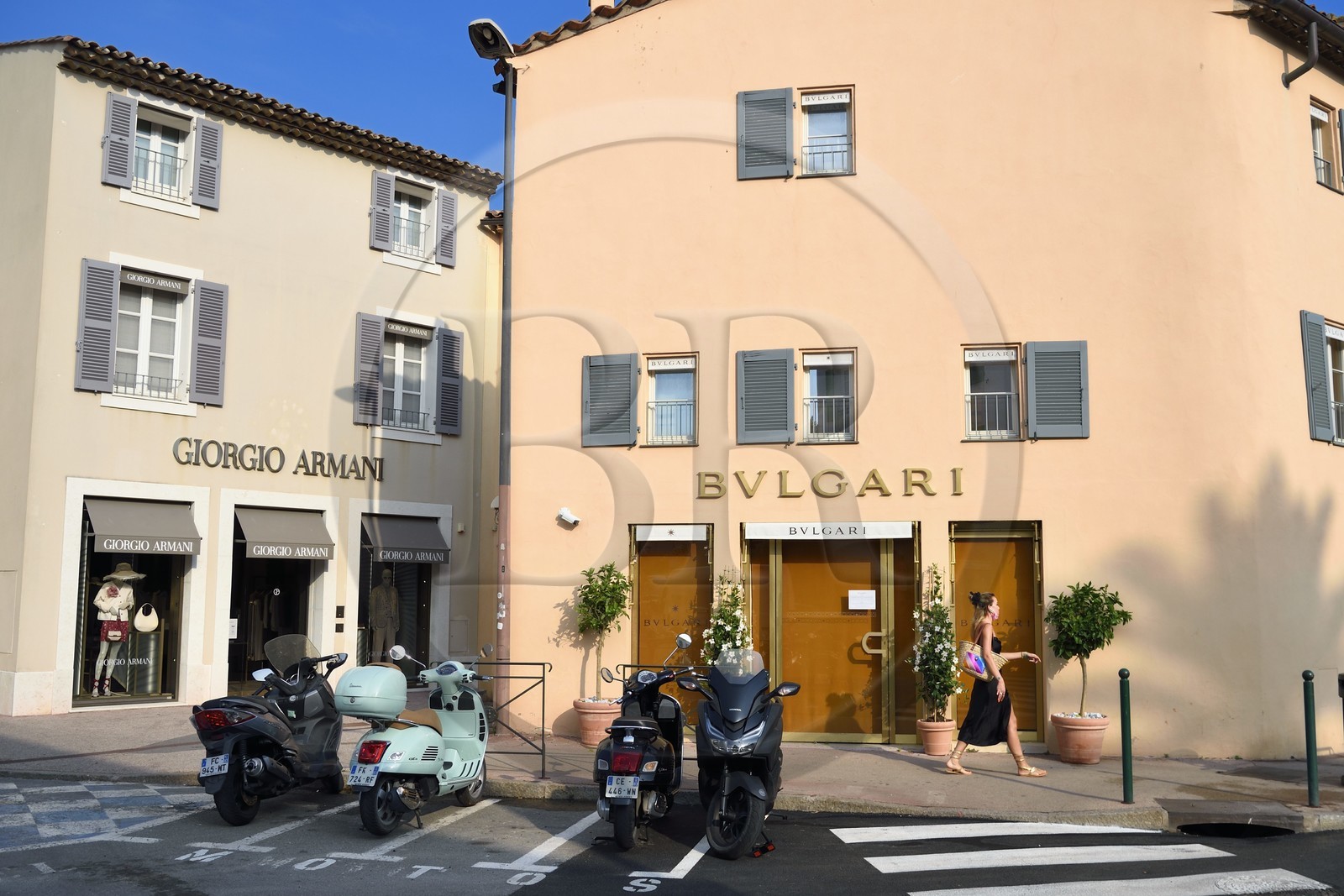 France, Var (83), Saint-Tropez, boutiques de luxe Giorgio Armani et Bulgari