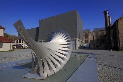 Turquie, Istanbul, l'université et le centre d'art contemporain Santralistanbul des architectes turcs Emre Arolat, Nevzat Sayin, Ihsan Bilgin et Han Tümertekin et sculpture To infinity ... de Ilhan Koman