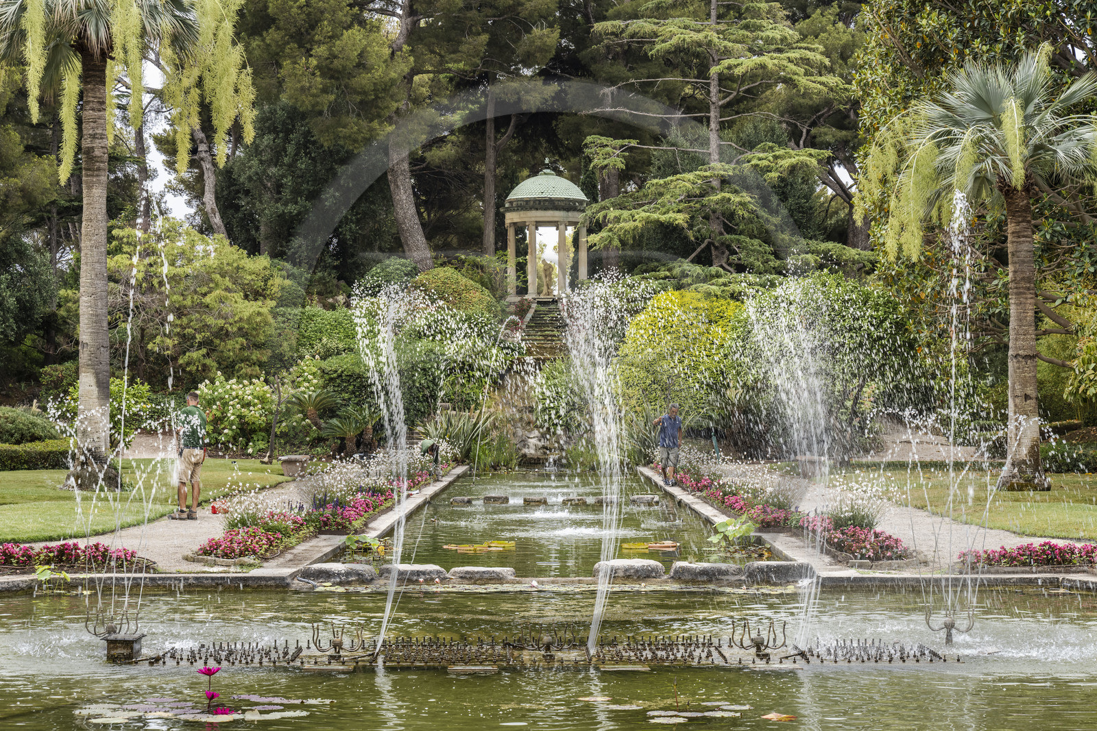 France, Alpes-Maritimes (06), Saint Jean Cap Ferrat, Villa et Jardins Ephrussi de Rothschild, le grand bassin avec jeux d'eau dominé par le temple de l'Amour