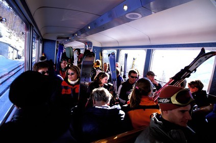 France, Haute-Savoie (74), vallée de Chamonix, train a crémaillère menant à la Mer de glace dans la Vallée Blanche, Mont-Blanc, gare de Montenvers