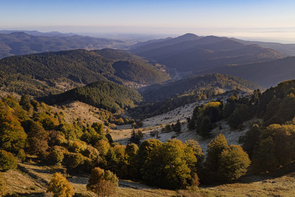 France, Haut-Rhin (68), Wasserbourg, massif des Vosges en bordure de la plaine d'Alsace (en arrière plan) depuis le Petit Ballon