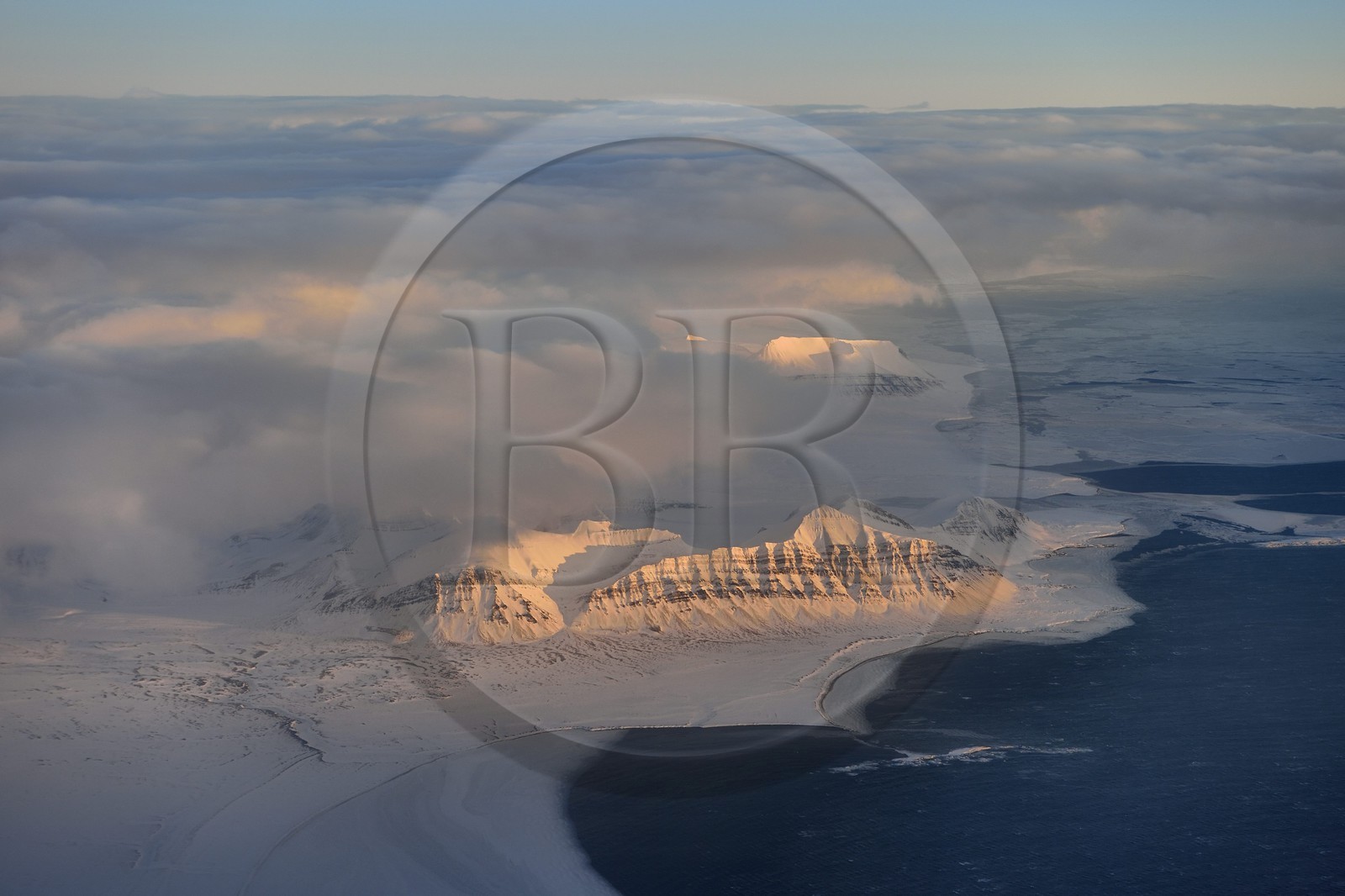 Norvège, Svalbard, Spitzberg, Longyearbyen, paysage glaciaire des montagnes de la région sud dans le parc national de Sør-Spitsbergen (vue aérienne)