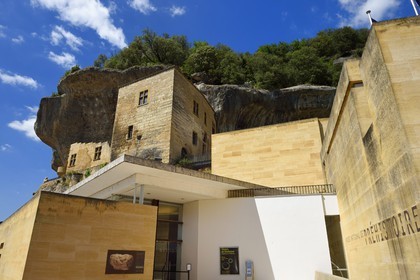 France, Dordogne (24), Périgord Noir, vallée de la Vézère, Les Eyzies-de-Tayac-Sireuil, site classé Patrimoine Mondial de l'UNESCO, le Musée National de la Préhistoire, extension créée par l'architecte Jean-Pierre Buffi, dominé par la falaise et l'ancien Chateau de Tayac