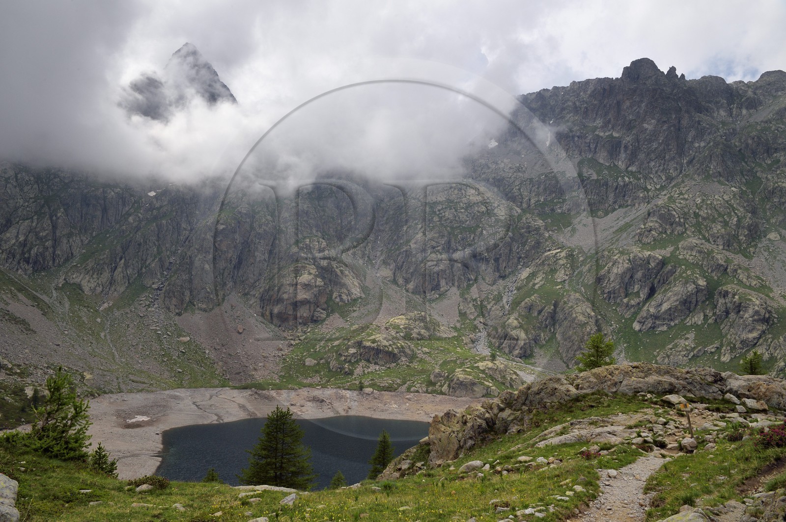 France, Alpes-Maritimes (06), parc national du Mercantour, vallée de la Valmasque, le lac Vert et la Brèche de la Charnassère en arrière plan