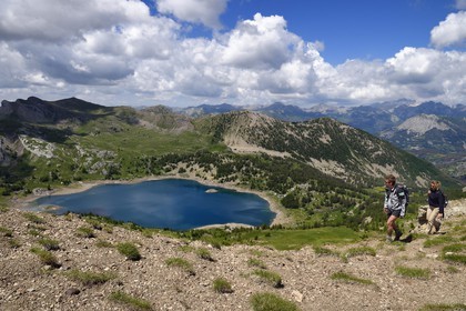 France, Alpes-de-Haute-Provence (04), Uvernet-Fours, parc national du Mercantour, vallée de l'Ubaye, sentier de randonnée du circuit des lacs du col de la Cayolle, le lac d'Allos et la vallée du Verdon en arrière plan