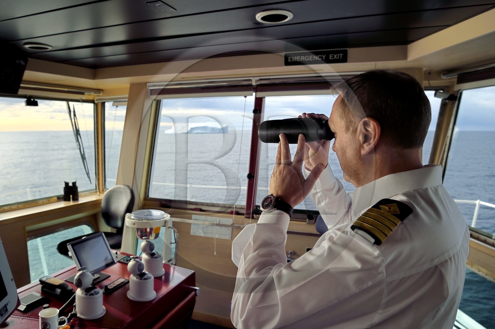 Groenland, cote Nord-Ouest, Baffin Bay, le capitaine Raymond Martinsen du bateau de croisière MS Fram de la compagnie Hurtigruten observe les icebergs à la jumelle