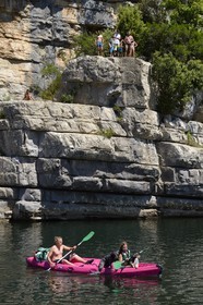 France, Ardèche (07), Les Vans, kayaks descendant la rivière Chassezac