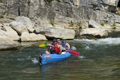 France, Ardèche (07), Ruoms, kayaks descendant la rivière Ardèche dans les défilés de Ruoms à Pradons, passage de rapides vers le cirque de Giens