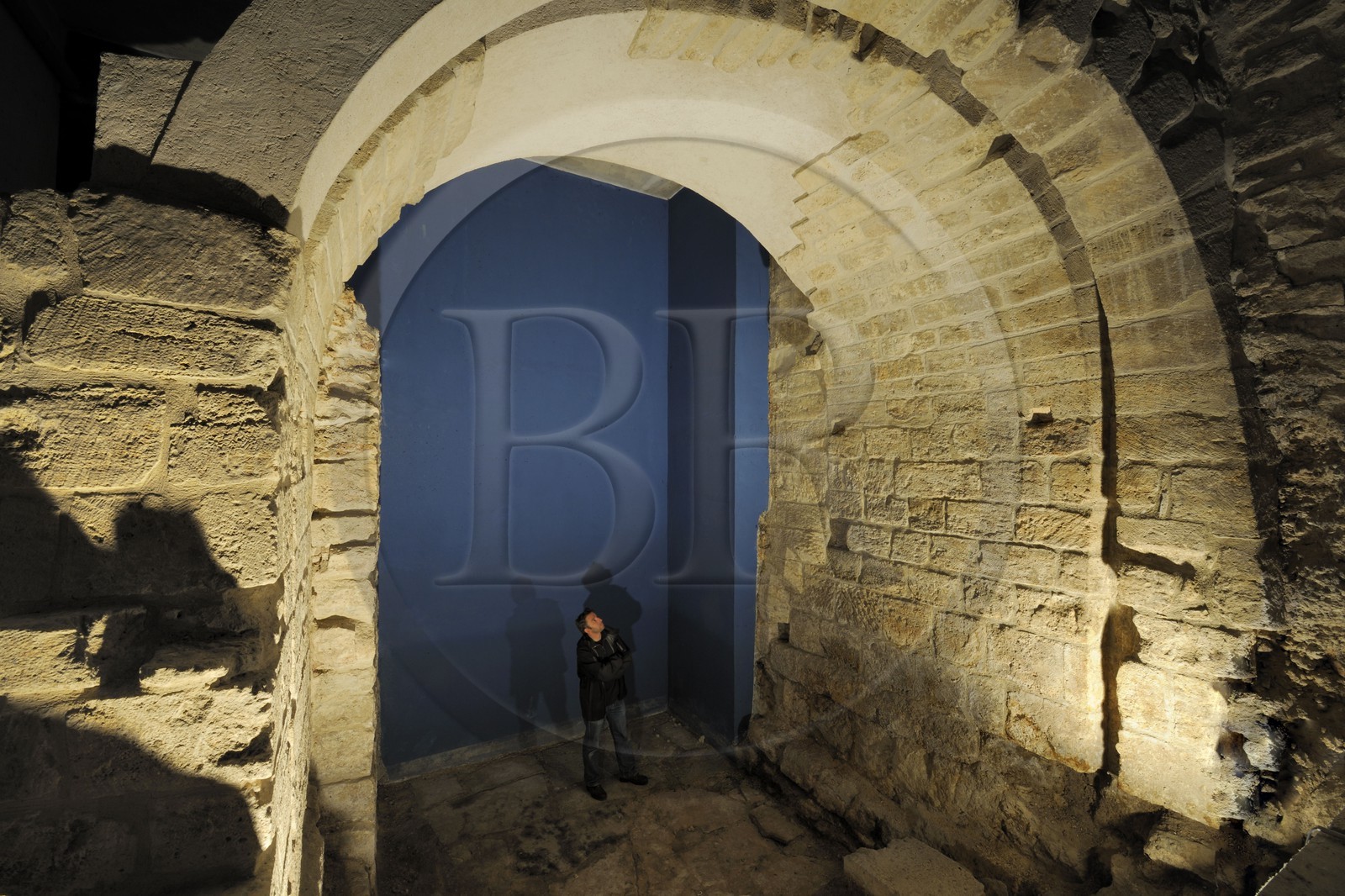 France, Paris (75), ruine de l'arche sur la rivière Bièvre de l’enceinte de Philippe Auguste au deuxième sous-sol de la poste de la rue des Ecoles