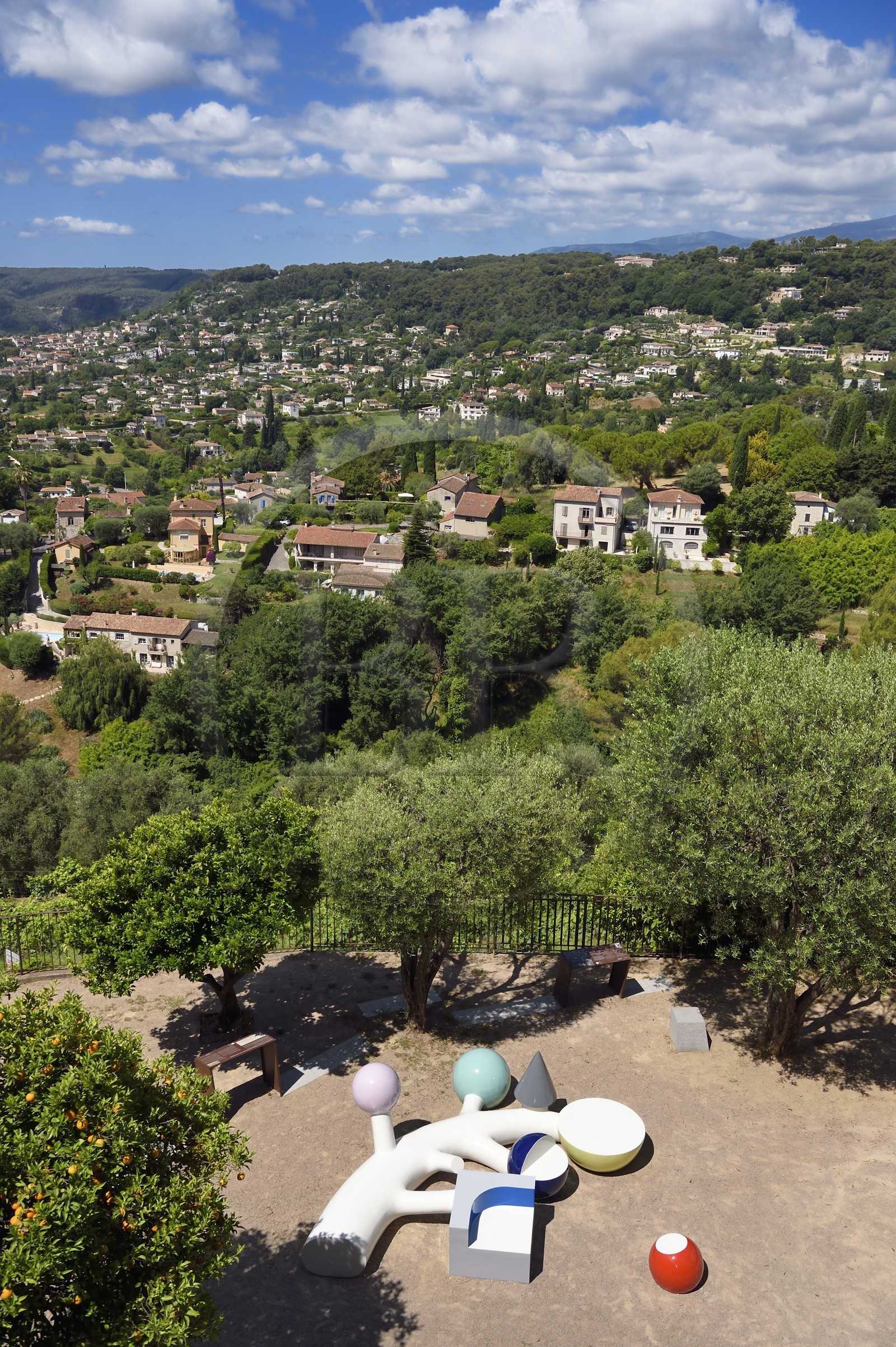 France, Alpes-Maritimes (06), Saint Paul de Vence, Biennale Internationale de Saint-Paul de Vence, Moon in the Tree (2018) oeuvre de Martine Feipel et Jean Bechameil