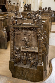 France, Yonne (89), Montréal (Bourgogne), la collégiale Notre-Dame de syle roman du XIIème siècle, stalles Renaissance en bois sculpté exécutées entre 1530 et 1550 et offerts par le roi François Ier, Les compères, un clin d’œil des sculpteurs qui se représentent eux-mêmes en train de se servir du vin avec un pichet, en bons bourguignons qu’ils sont