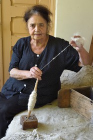 Géorgie, Kakheti, Akhmeta, fillage du coton par une femme touch