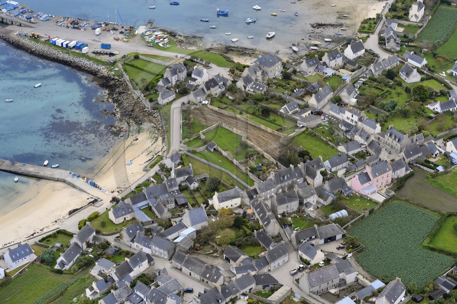 France, Finistère (29), Ile de Batz, Porz Kernok (vue aérienne)