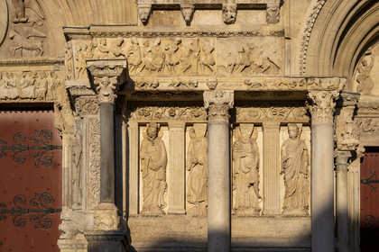 France, Gard (30), Saint-Gilles du Gard, église abbatiale de Saint-Gilles du XIIème-XIIIème siècle, classée Patrimoine Mondial de l'UNESCO au titre des chemins de Saint-Jacques de Compostelle en France, sculptures de la facade orientale de style art roman provencal
