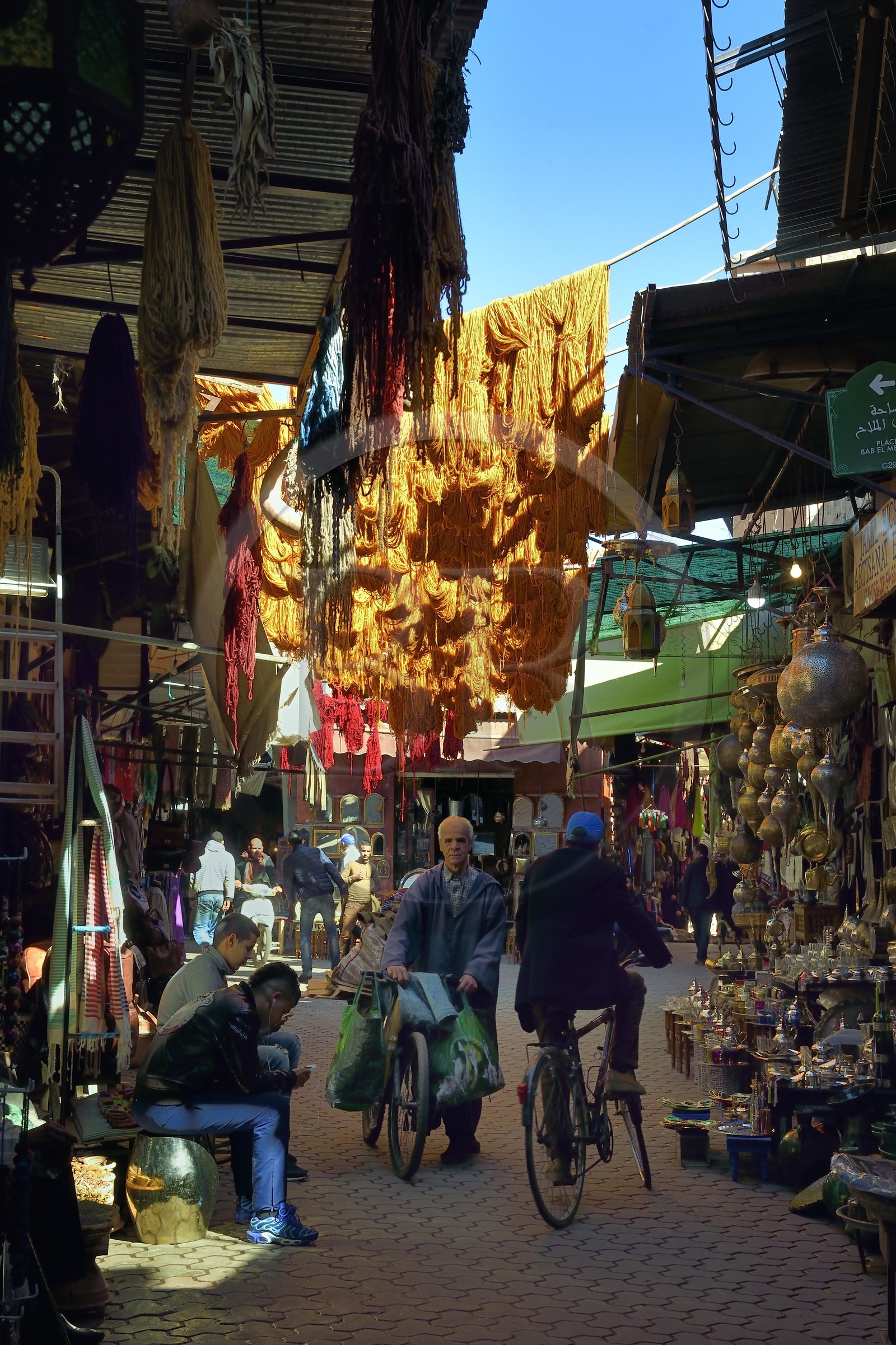 Maroc, Haut-Atlas, Marrakech, ville impériale, Médina classée Patrimoine Mondial de l'UNESCO, boutiques dans le souk des teinturiers, laine au séchage