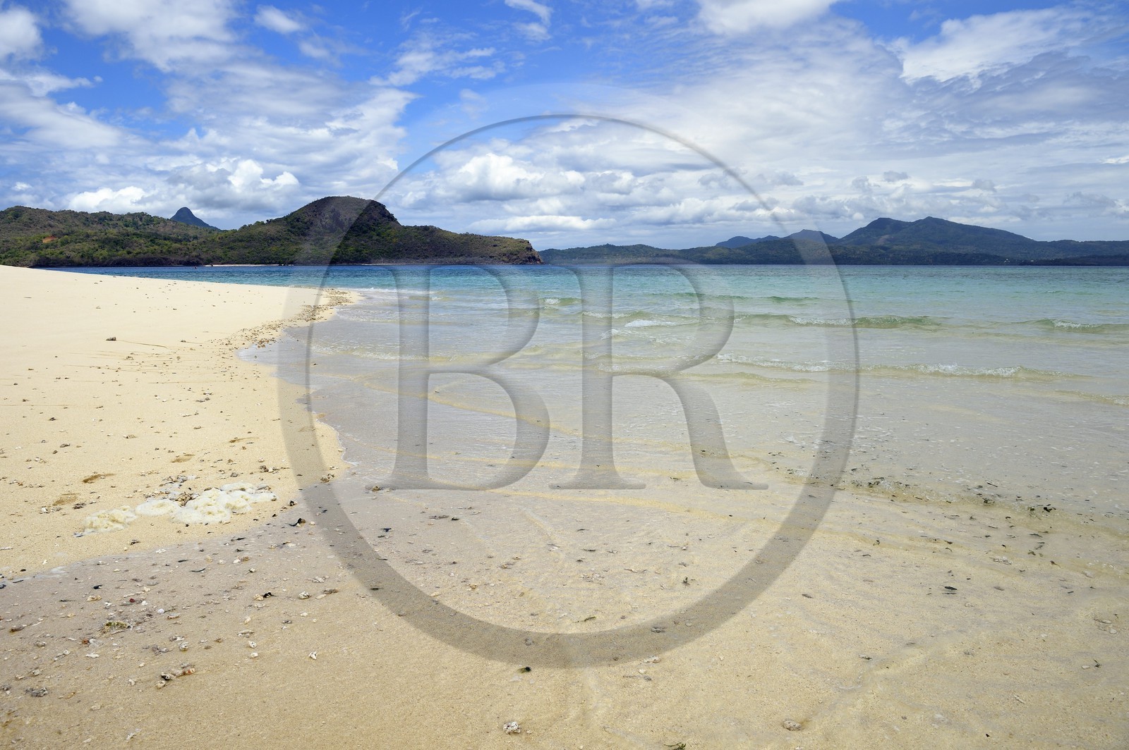 France, Ile de Mayotte, Grande-Terre, M'Tsamoudou, ilot de sable blanc sur le récif de corail dans la lagune face à la pointe Saziley