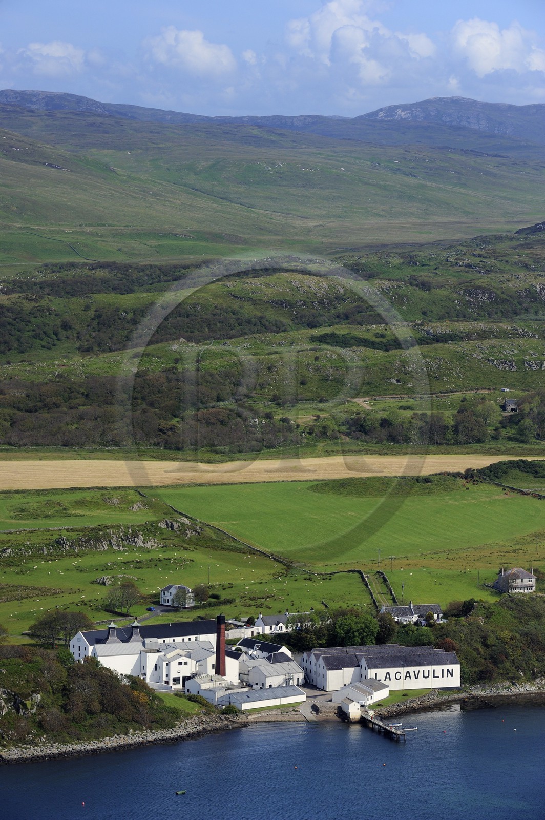 Royaume-Uni, Ecosse, Hébrides intérieures, Ile de Islay, Port Ellen, distillerie de whisky Lagavulin (vue aérienne)