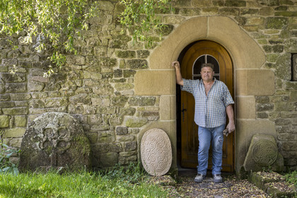 France, Morbihan (56), Locoal-Mendon, le sculpteur et tailleur de pierre Gueho Patrick