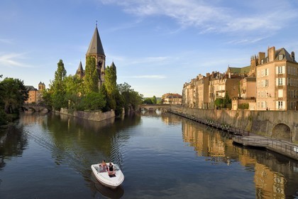 France, Moselle (57), Metz, Ile du Petit-Saulcy, le temple neuf ou église des allemands de culte protestant reformé et les berges de la Moselle