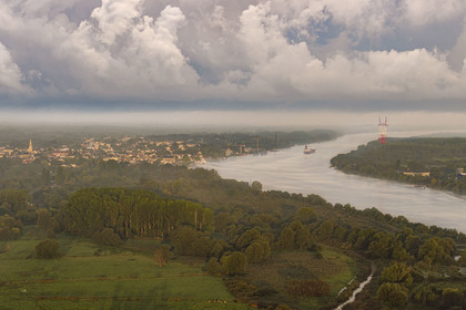 France, Loire-Atlantique (44), Le Pellerin, cargo descendant la Loire vers l'estuaire (vue aérienne)