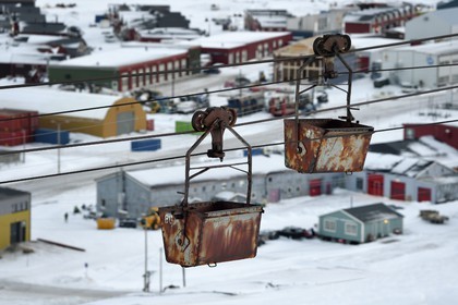 Norvège, Svalbard, Spitzberg, Longyearbyen, vieux chariots de transport de charbon sur l'ancien téléphérique