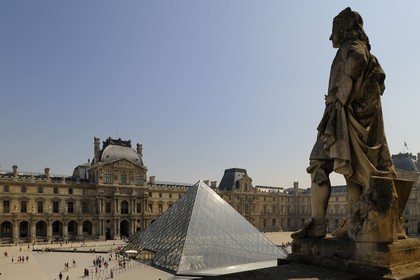 France, Paris (75), le musée et la pyramide du Louvre de l'architecte Ieoh Ming Pei