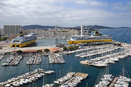 France, Var (83), Toulon, le port civil et les Corsica ferries qui assurent les liaisons avec la Corse dans le port marchand