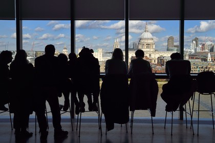 Royaume-Uni, Londres, vue sur la cathédrale Saint-Paul, la city et la Tamise depuis le café de la Tate Modern
