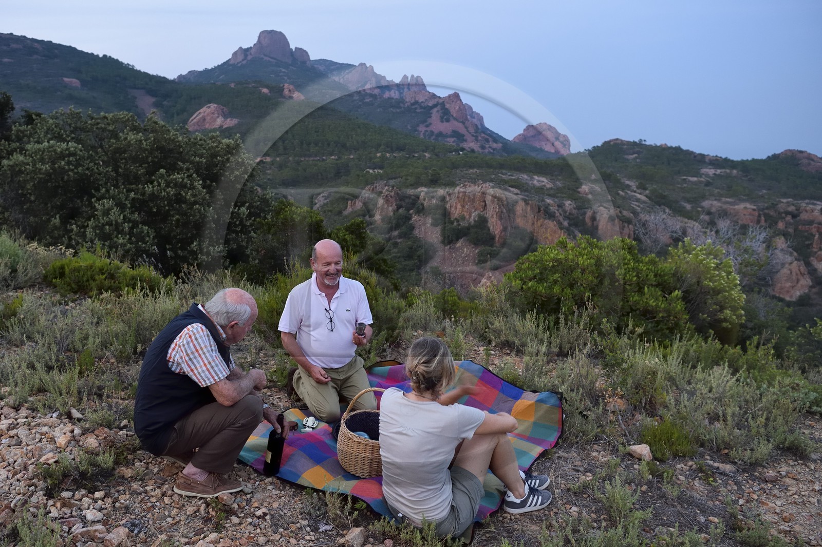 France, Var (83), Agay commune de Saint-Raphaël, massif de l'Estérel, pique-nique familial avec Frédéric d’Agay