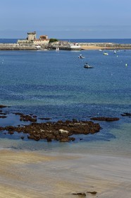 France, Pyrénées-Atlantiques (64), la côte du Pays-Basque, Ciboure, la plage et le fort de Socoa construit sous Louis XIII remanié par Vauban dans la baie de Saint-Jean-de-Luz