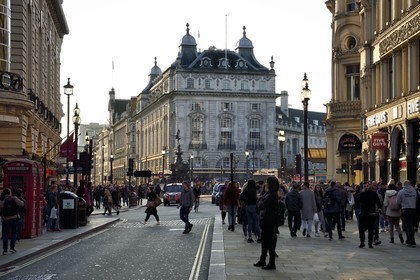Royaume-Uni, Londres, Piccadilly Circus et la statue d'Eros depuis Coventry street