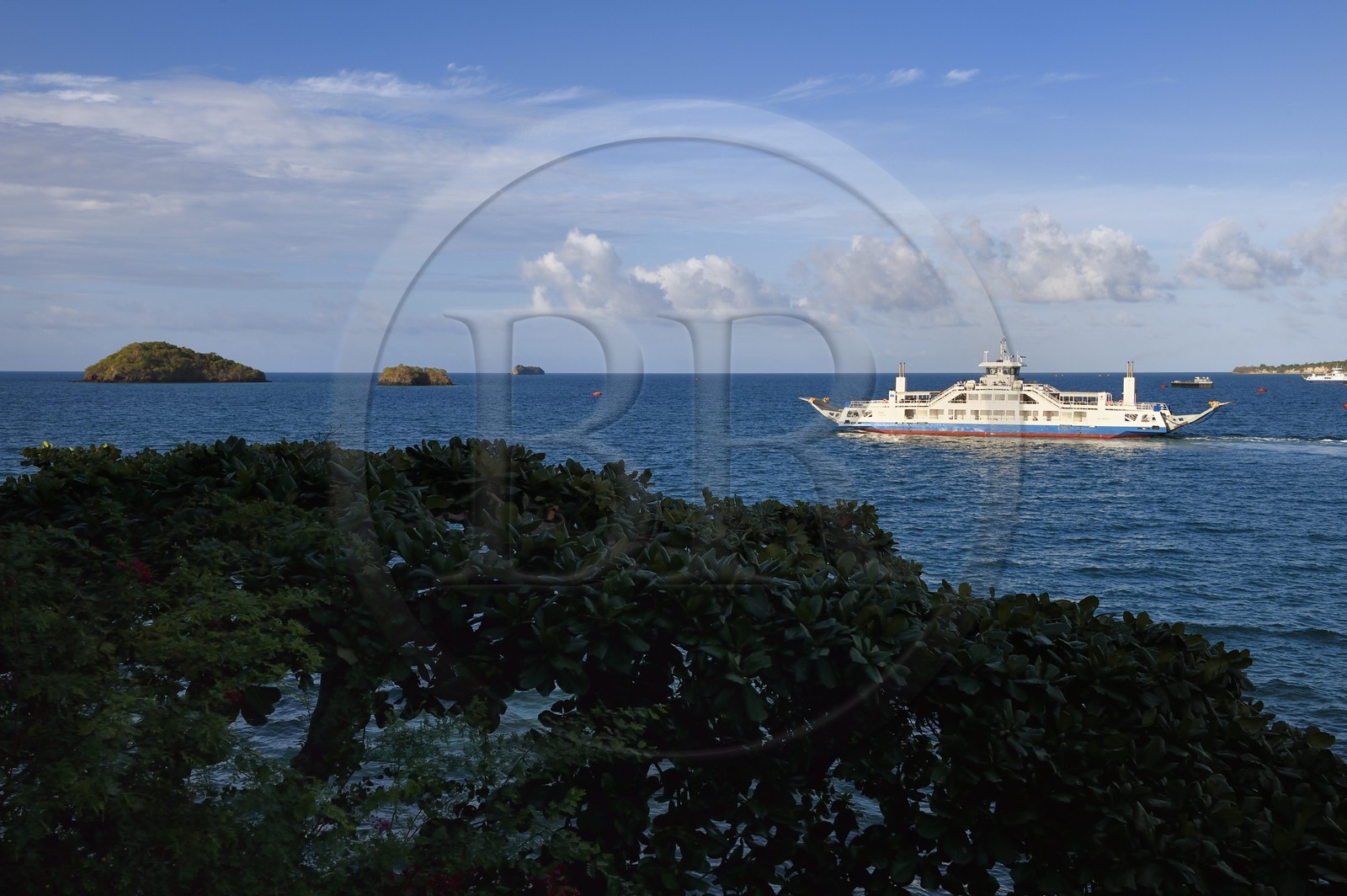 France, Ile de Mayotte, Petite-Terre, Dzaoudzi, départ de la barge pour Mamoudzou sur Grande-Terre