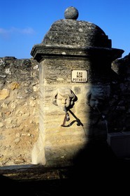 France, Vaucluse (84), Le Barroux, une fontaine (Comtat Venaissin)