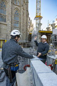 Espagne, Catalogne, Barcelone, quartier de l'Eixample, basilique de la Sagrada Familia de l'architecte du modernisme catalan Antoni Gaudi classée Patrimoine Mondial de l'UNESCO, chantier du cloitre sous la facade de l'abside, Xisco Llabrès l'architecte en charge du chantier de la facade Nord et du cloitre
