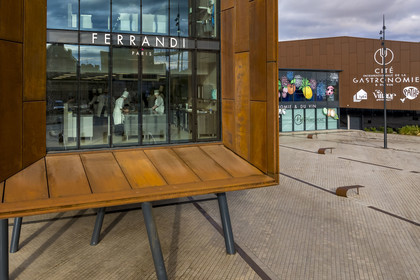 France, Côte-d'Or (21), Dijon, zone classée Patrimoine Mondial de l'UNESCO, Cité Internationale de la Gastronomie et du Vin par l'architecte Anthony Béchu, le canon de lumière qui abrite l'école Ferrandi (vue aérienne)