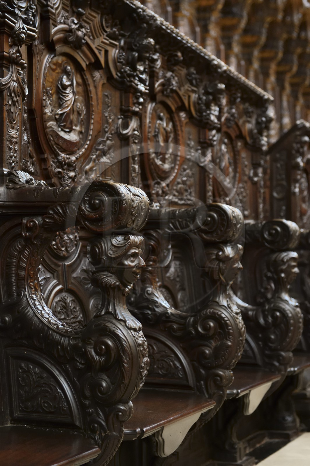 Espagne, Andalousie, Cordoue, centre historique classé Patrimoine Mondial de l'UNESCO, la Mezquita, la partie cathédrale qui apparait comme incrustée au centre de l'ancienne mosquée, les stalles dans le chœur