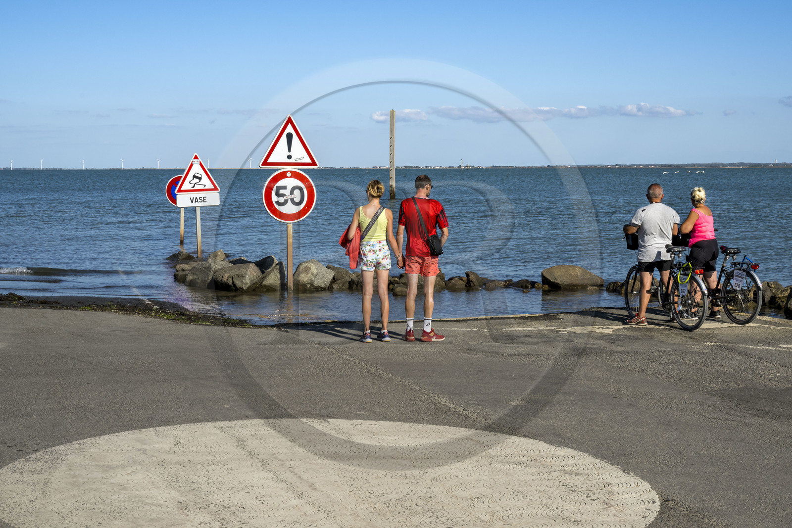 France, Vendée (85), île de Noirmoutier, Barbatre, passage du Gois, chaussée submersible qui relie l'île au continent à marrée basse, la route submergée et un refuge en arrière plan