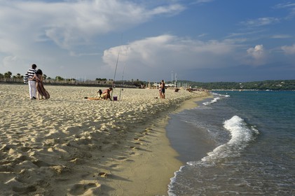France, Var (83), Presqu'Ile de Saint-Tropez, Ramatuelle, couple d'amoureux sur la plage de Pampelonne