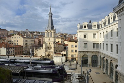 France, Rhône (69), Lyon, site historique classé Patrimoine Mondial de l'UNESCO, quartier de Saint-Paul dans le Vieux Lyon, l'église et la gare Saint Paul